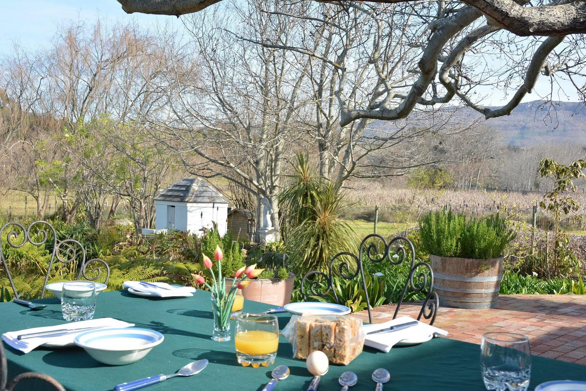 Majini Guesthouse Sweet Valley Esterno foto